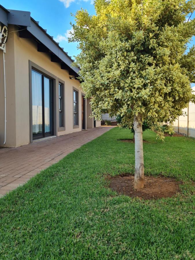 Village Kulture - Guest House Rustenburg Luaran gambar