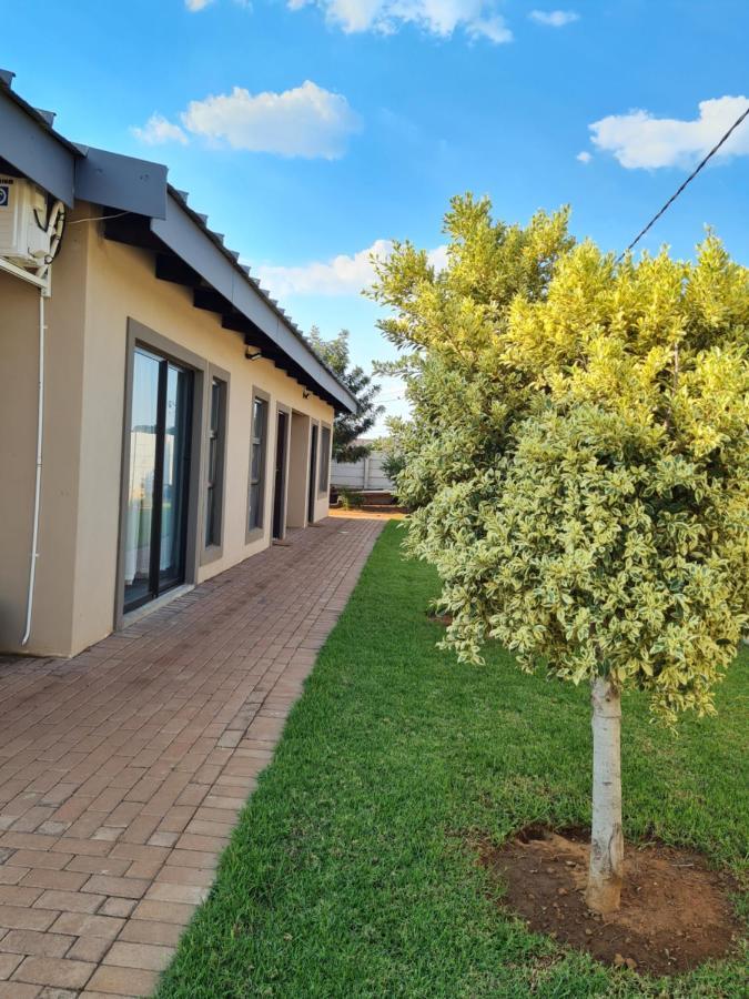 Village Kulture - Guest House Rustenburg Luaran gambar